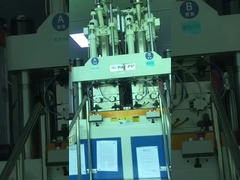 উল্লম্ব ডাবল কালার ইনজেকশন ছাঁচনির্মাণ মেশিন 120 টন দুই রঙের খেলনার শেলের জন্য ব্যবহৃত